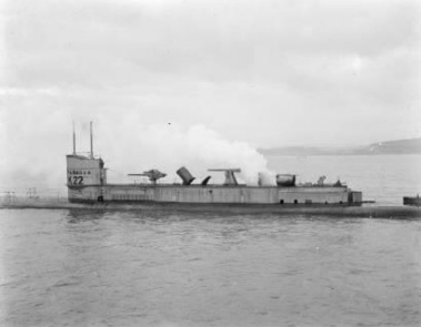 Abbildung 1: Turmaufbau von HMS K-22, gut zu erkennen sind die beiden 10cm Geschütze. Die Schornsteine können abgeklappt werden. Die späteren K-Boote hatten keinen Torpedo-Werfer mehr hinter dem Turm